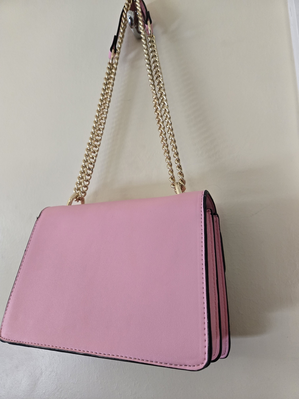 Keri Jeweled Bee Crossbody bag featuring a color-block design and a gold chain - Picture 5 of 10